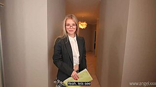 Pelacur blonde panas dengan cermin mata kongkek jiran baru dalam aksi amatur rumah panas