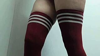 vadia safada no provador prova blusas de topless nua com meias sem calcinha