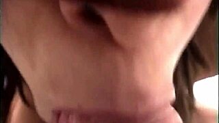Wife and husband team up for steamy homemade blowjob! 😍