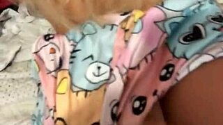 Vende os olhos do namorado e convida a madrastra sex toy