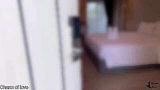 Genç arkadaşlar yatak odasında ilk samimi sikişlerini paylaşıyor