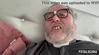 Latina Lia Ponce Büntetve és Fúrt Father Damian Által