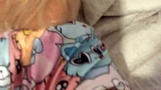 Vende os olhos do namorado e convida a madrastra sex toy