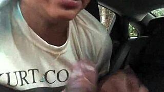 Mustan lutkan ebonyperse kyykyssä autossa julkinen suihinotto isolla mustalla kyrvällä