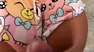 Vende os olhos do namorado e convida a madrastra sex toy