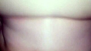 شوفي السمينة تاخد الديلدو الكبير وتتناك؟