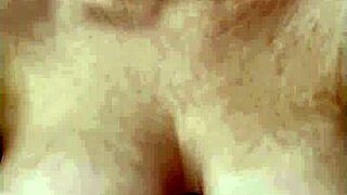 Blond tetek besar semulajadi tunjuk badan seksi dalam lingerie