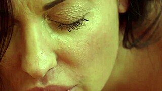 Hé, nyald le a szőrös leszbikus puncimat amíg csöpög és nyald a nedves muffomat... xxx