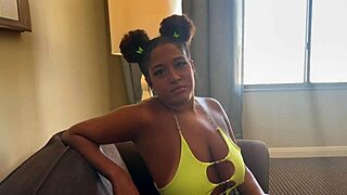 Věrnostná přítelkyně telefonuje s klukem, zatímco ji jeho kámoš ošukává zezadu