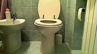 amatoriale masturbazione in bagno orgasmo