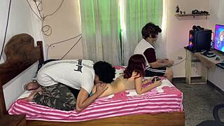 눈부신 18세 라티나 남친 베프에게 게임에서 박혀