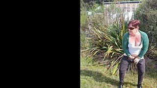 Trashy Kiwi MILF pissing on the roadside with traffic coming 😏