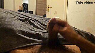 Se meg runke den store kuken min for dere sexy damer