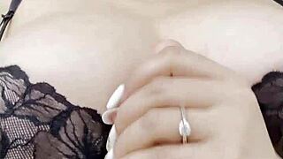 Blondýna s velkými přirozenými kozami ukazuje sexy tělo v prádle