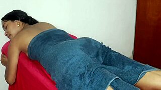 Štíhla Kolumbijčanka s veľkými prsiami deepthroatuje monštrum v domácej misijnárskej svodke