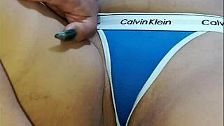 Latină în lenjerie cu fund mare tachină în clip solo făcut acasă