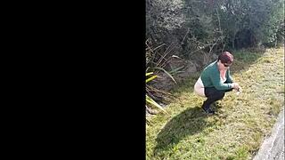 Trashy Kiwi MILF pissing on the roadside with traffic coming 😏