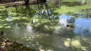 Повёл подругу в парк на экскурсию, а нашли укромное место для кончи на жопу и её дикого оргазма с крупняком