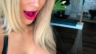 Femeie domină în costum wetlook și cizme piele în show ud