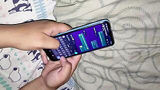 Descubro a mi hermanastra hablando con un chico de Tinder y me presta su garganta a cambio de que no le cuente nada a sus padres.