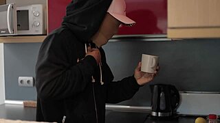 If This Burglar Steals Your TV, Screw Him on the Desk. It's Pure Justice!