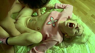 Ej, jebanje ove obrijane plave tinejdžerke 18+ pičke oseća se tako dobro 😍