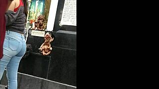 Look at that big ass in tight jeans