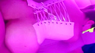 La camarera se deja follar sin proteccion por extranjeros