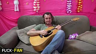 Porno dan s krivou šľapkou, wow, dvojitá akcia s prsiami a olizovanie guličiek!!