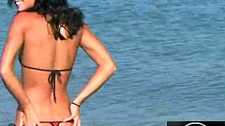 Jessica pleše vročo seksi ples v bikiniju ob obali