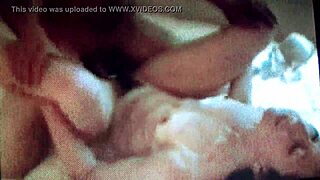 Äitipuoli kumartuu kotitekoiselle anaali doggylle söpön 18+ teinin kanssa