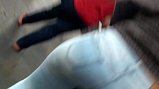 Look at that big ass in tight jeans