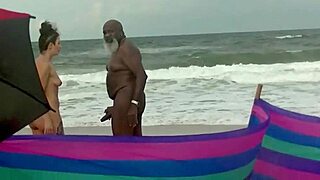 Golota na plaži, jebanje z BBC za milf v divjem zunanjosti.