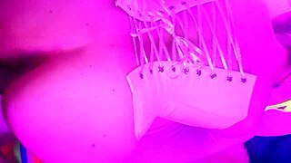 La camarera se deja follar sin proteccion por extranjeros