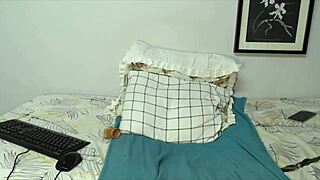 Curvy Petite 18+ Shakes Ass with Long Pussy Lips