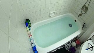 Candy Cruise in bathtub blowjob