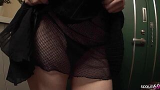 日本の若い処女が年配の隣人を誘惑して初めての精液を味わう