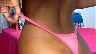 'Estoy tan caliente, ¿me rompo el ano con este dildo?'