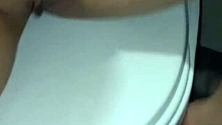 Sexo casero while taking a shower with dildo and toys