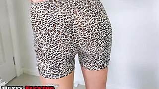 야, 이 진짜 18+ 큰 가슴 여자들 홀 팬티 입어보는 거 봐!