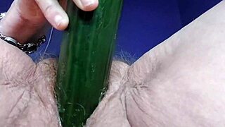 Nagymama megvadul, tömi szőrös punciját és seggét uborkával. csak egy újabb nap!