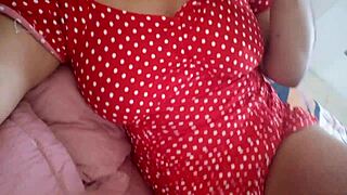 Caperucita Roja, you masturbate like a goddess? Want to make it hot for me too