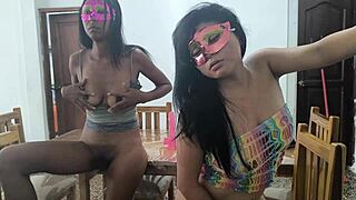 Vroči Mehičani se masturbirajo na mizi, kažejo svoje najkurvnejše strani v domačem erotičnem videu