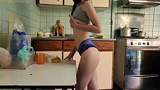 Виждал ли си служителка да бъде закована здраво в кухнята по време на външно кастинг?