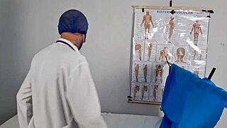 Ginecologista couldn’t resist making the redhead squirt and wet herself