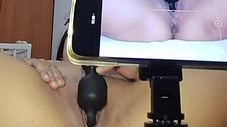 Vzrušená holka masturbuje až do stříkajícího orgasmu a creampie v domácím POV