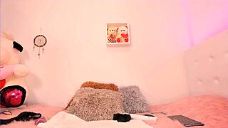 Latinka z Hitachi igračo intenzivno prstni masturbaciji