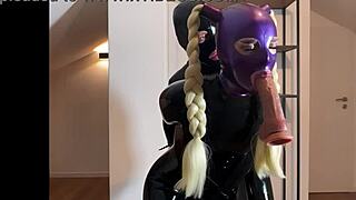 Touchedfetish - Livestream Mitschnitt - Latex & Gummi Fetisch Ehepaar - Unterwuerfige Schlampe Bekommt Kehlenfick & Gesichtsbesamung