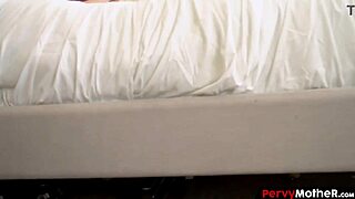 Meraklı Üvey Oğul Üvey Annenin Yüksek İnlemelerini Gizlice İzliyor 😏