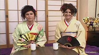 İki hatun erkeklerle dörtlüye ikna oldu